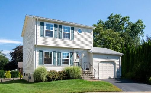 15 Beacon Ct, Newport, RI 02840 exterior
