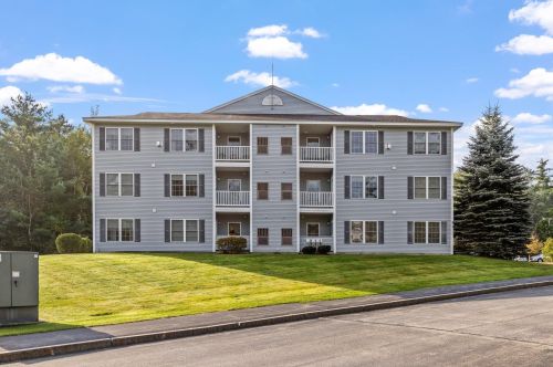 16 Crestview Cir, Londonderry, NH 03053 exterior