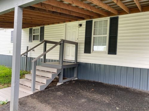 39 Lark Dr, Chicopee, MA 01020 exterior