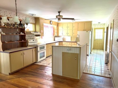385 Pumpkin Hill Rd, North Windham, CT 06278 exterior