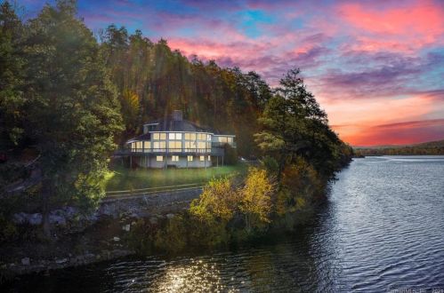 2 Cove Rd, Moodus, CT 06469 exterior