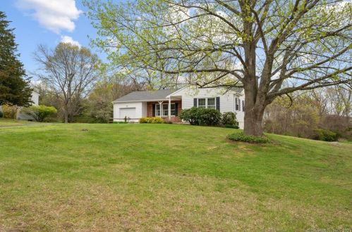 44 Mohegan Dr, Norwich, CT 06351 exterior