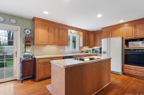 54 Pine Ledge Trl, Durham, CT 06422 exterior