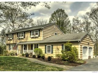 32 Deep Gorge Rd, Bridgeport, CT 06611 exterior