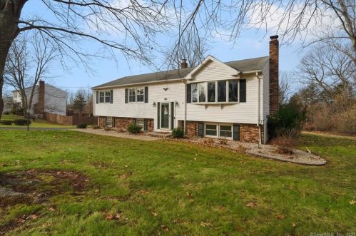 51 Sentinel Hill Rd, North Haven, CT 06473 exterior