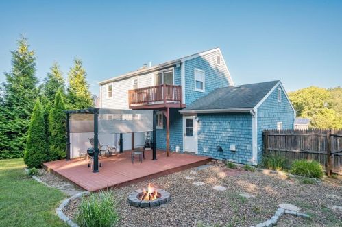 90 Highmeadow Ln, Middletown, CT 06457 exterior