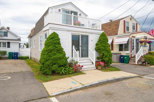 27 Highland Ave, Hampton Beach, NH 03842 exterior