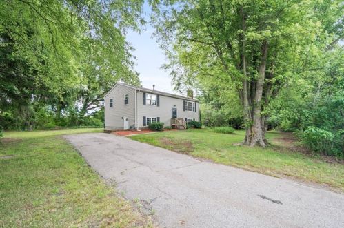 596 County Trl, North Kingstown, RI 02852 exterior