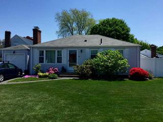 88 Poplar Dr, Cranston, RI 02920 exterior