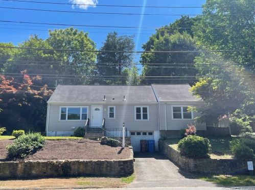 724 Howe Ave, Huntington, CT 06484 exterior