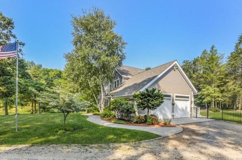 300 Briar Hill Rd, Groton, CT 06340 exterior