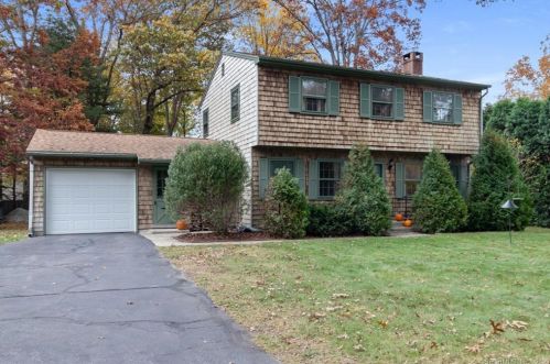 89 Chesterfield Rd, East-Lyme, CT 06333 exterior