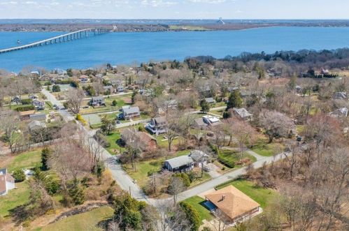 21 Plum Beach Rd, South Kingstown, RI 02874 exterior