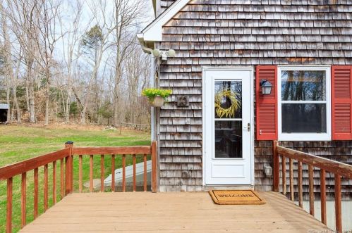 10 Railroad St, Pomfret Center, CT 06259 exterior