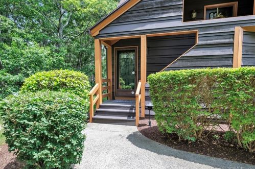 18 Crow Nest Hl, Huntington, CT 06484 exterior