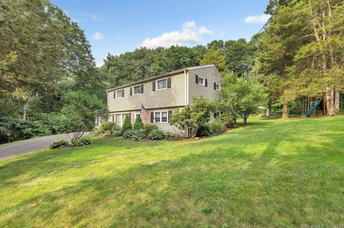 27 Great Oak Rd, Huntington, CT 06484 exterior