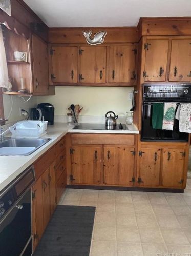 13 Burlington Dr, Norwalk, CT 06851 exterior
