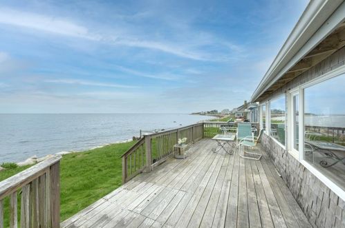 32 Calef Ave, Narragansett, RI 02882 exterior