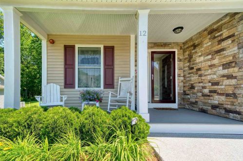 12 Whispering Oaks Rd, Pelham, NH exterior