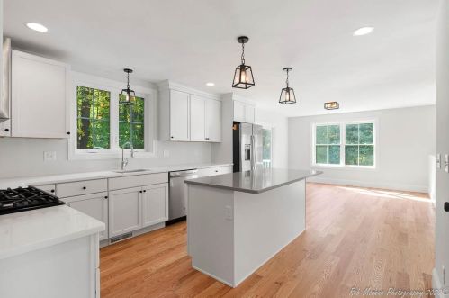 8 Foreman Ln, Pelham, NH 03076 exterior