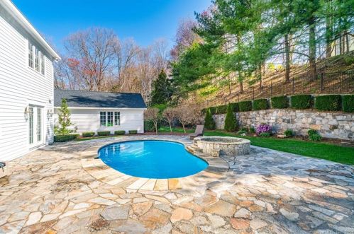 2 Rogers Rd, Waterbury, CT 06716 exterior