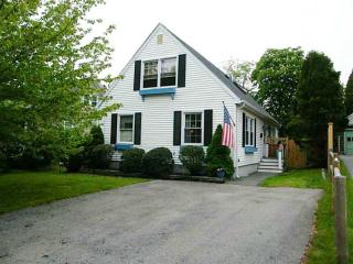 121 Carroll Ave, Middletown, RI 02840 exterior