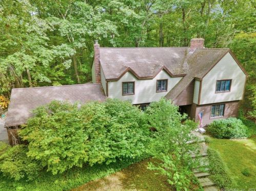 6 Heath Spur, Gales Ferry, CT 06339 exterior