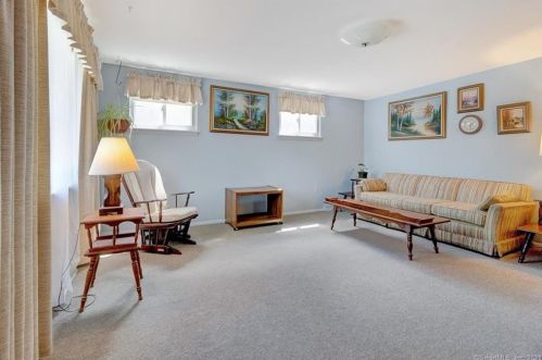 17 Ridgetop Rd, Wallingford, CT 06492 exterior