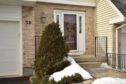 38 Cobblestone Ct, Hartford, CT 06111 exterior