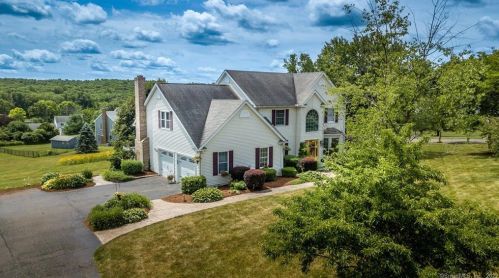 1 Hemingway Dr, Wallingford, CT 06492 exterior