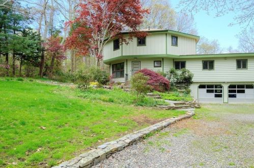 25 Coachman Pike, Gales Ferry, CT 06339 exterior