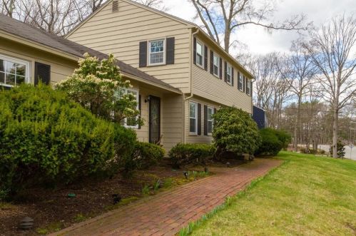 19 Chestnut Dr, East Greenwich, RI 02818 exterior