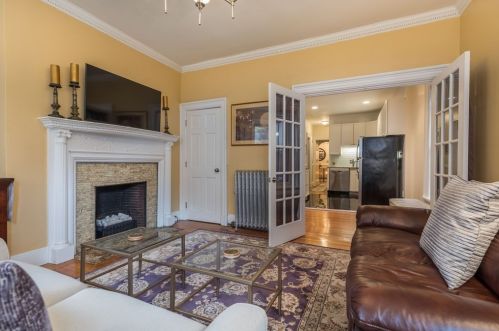 186 Commonwealth Ave, Roxbury Xing, MA 02467 exterior