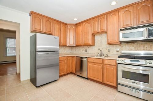 4 Chatham Pl, Worcester, MA 01609 exterior