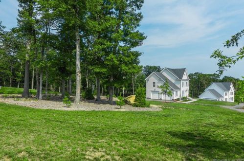 37 Arbor Xing, East-Lyme, CT 06333 exterior