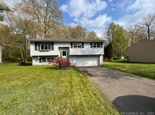 38 Pieper Dr, Wallingford, CT 06492 exterior