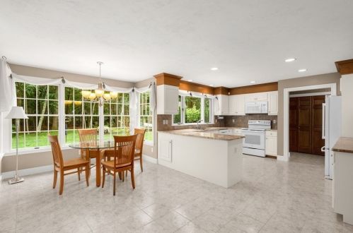 5 Jennie Richards Rd, Westford, MA 01886 exterior