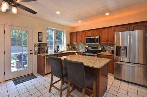 208 Castle Rocks Rd, Warwick, RI 02886 exterior