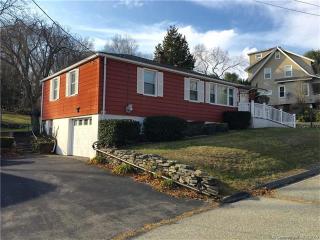 8 Johnson Pl, Norwich, CT 06360 exterior