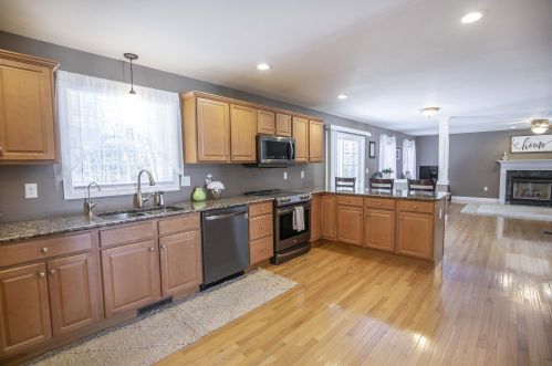 4 Edward Cir, Londonderry, NH 03053 exterior