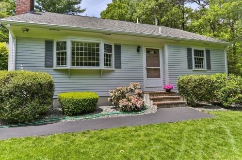 794 Putnam Ave, Cotuit, MA 02635 exterior