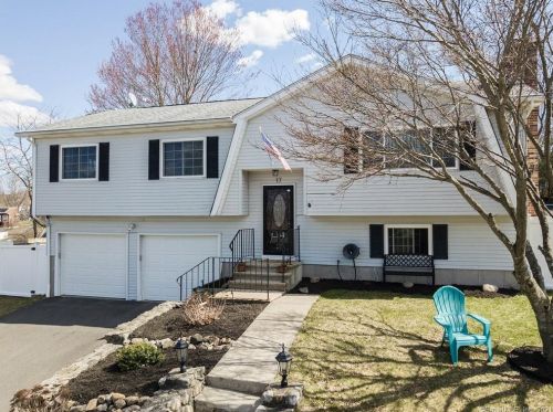 17 Haystack Cir, Waterbury, CT 06704 exterior