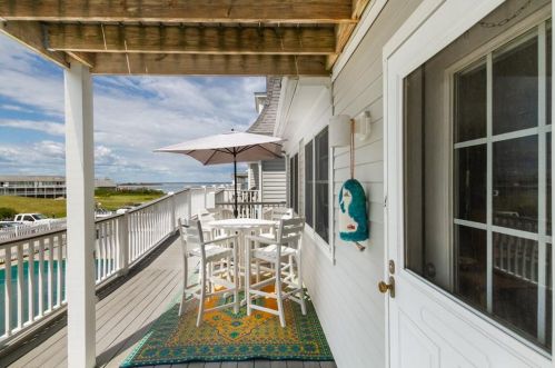 72 Side Rd, New Shoreham, RI 02807 exterior