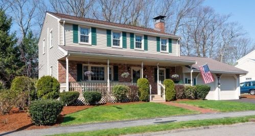 6 Fieldstone Dr, Stoneham, MA 02180 exterior