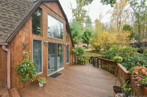 16 Timber Ln, Ellington, CT 06029 exterior