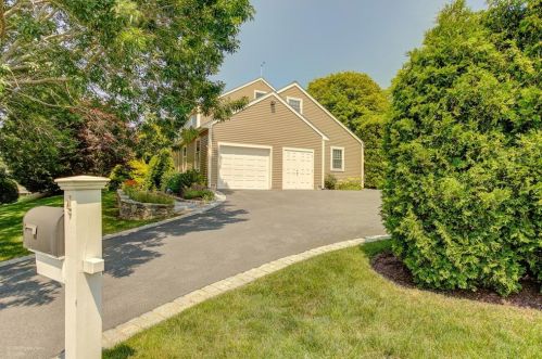 4 Wolcott Ave, Middletown, RI 02842 exterior