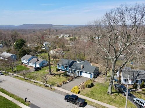 8 Bernadette Ln, Wallingford, CT 06492 exterior