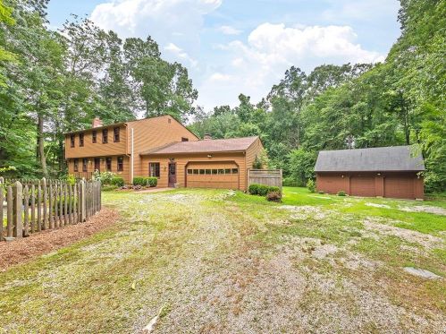 21 Monhege Path, East Hampton, CT 06447 exterior
