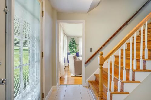 17 Thoreau Dr, Nashua, NH 03062 exterior
