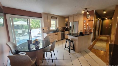 8 Pequot Trl, Huntington, CT 06484 exterior